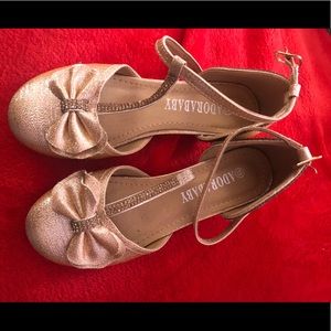 Girls Champagne/gold t-strap dress pumps, size 13